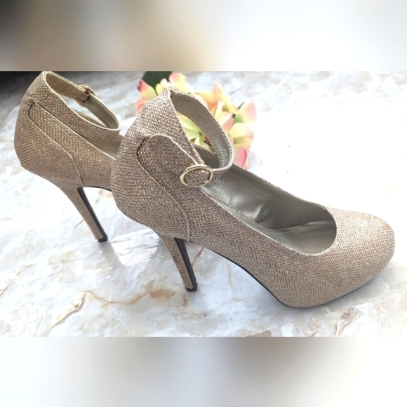 Madeline Girl Women’s Gold High Heels Size 7M - Picture 4 of 13